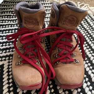 DANNER Mountain 600 Hiking Boots in Saddle Tan/Red Laces & Vibram Sole US7 EU39